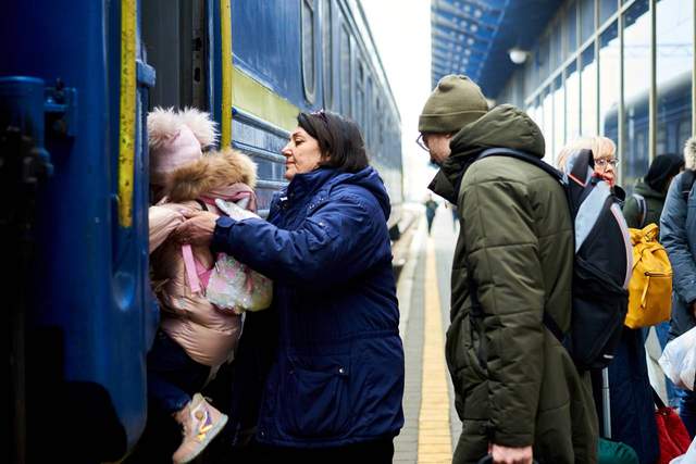 Скільки пасажирів евакуювала Укрзалізниця від початку війни: цифра дня - фото 500144