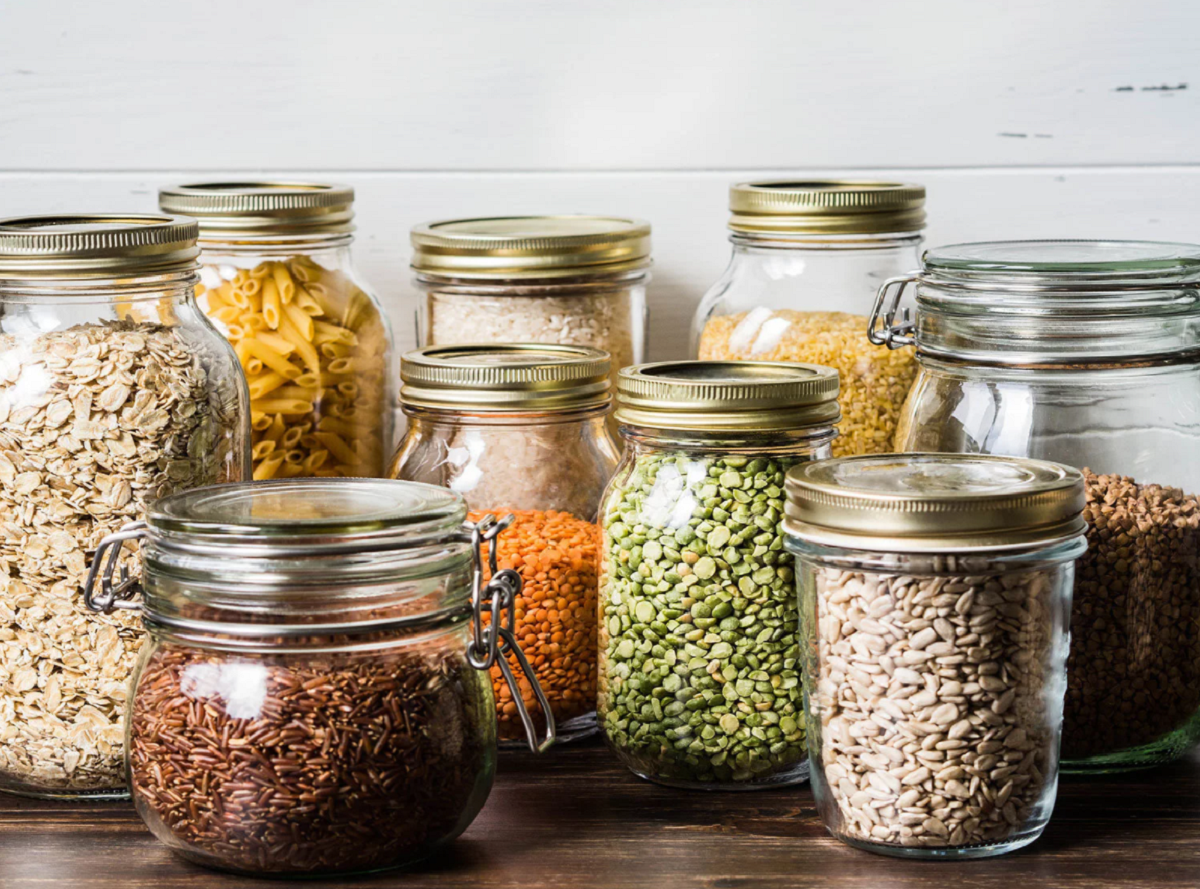 З яких продуктів краще робити запас в умовах війни: перелік харчів, які майже не псуються - фото 1