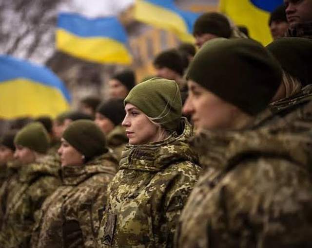 Еністон висловила захоплення українкам, які так героїчно стоять на захисті України - фото 500214