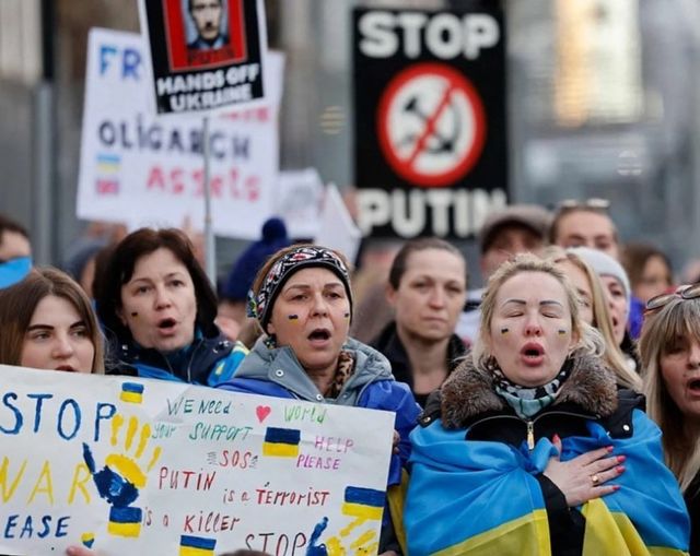 Еністон висловила захоплення українкам, які так героїчно стоять на захисті України - фото 500217