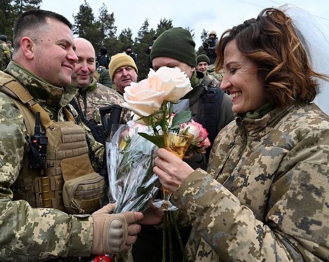 Еністон висловила захоплення українкам, які так героїчно стоять на захисті України - фото 500218