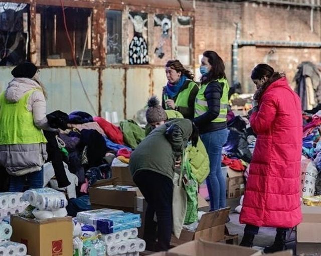 Еністон висловила захоплення українкам, які так героїчно стоять на захисті України - фото 500219