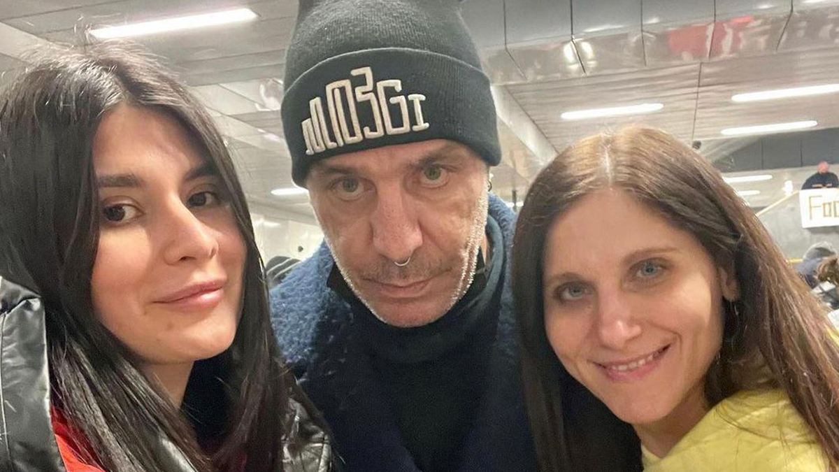 Читайте, як Тілль Ліндеманн допомагає українським біженцям просто на вокзалі Берліна - фото 1