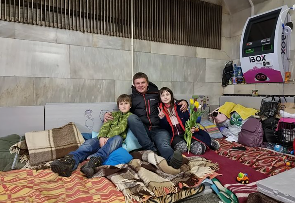 Ведучий Дмитро Комаров завітав до киян у сховище метро: фото