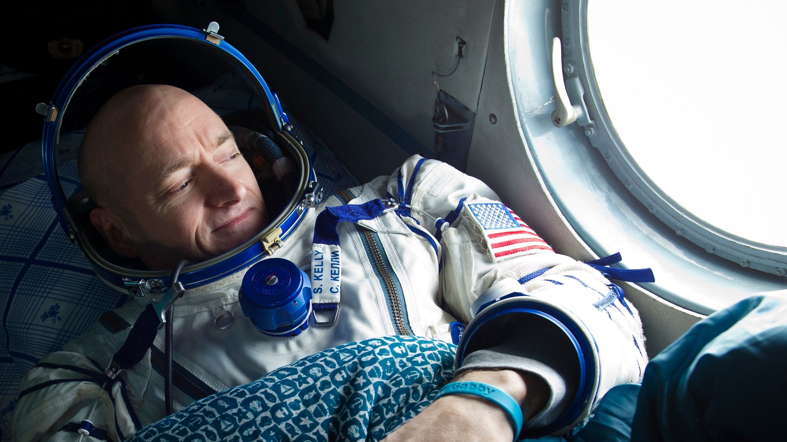 Віддайте матері загиблого солдата: астронавт Скотт Келлі повернув медаль Медведєву