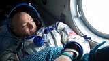 Віддайте матері загиблого солдата: астронавт Скотт Келлі повернув медаль Медведєву