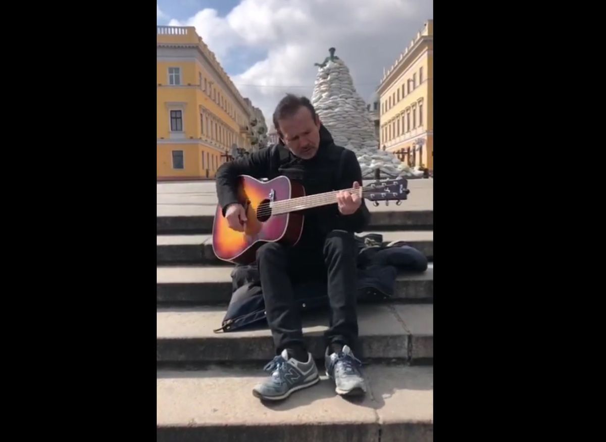 Біля забарикадованого Дюка: Вакарчук заспівав пісню Човен в Одесі – відео