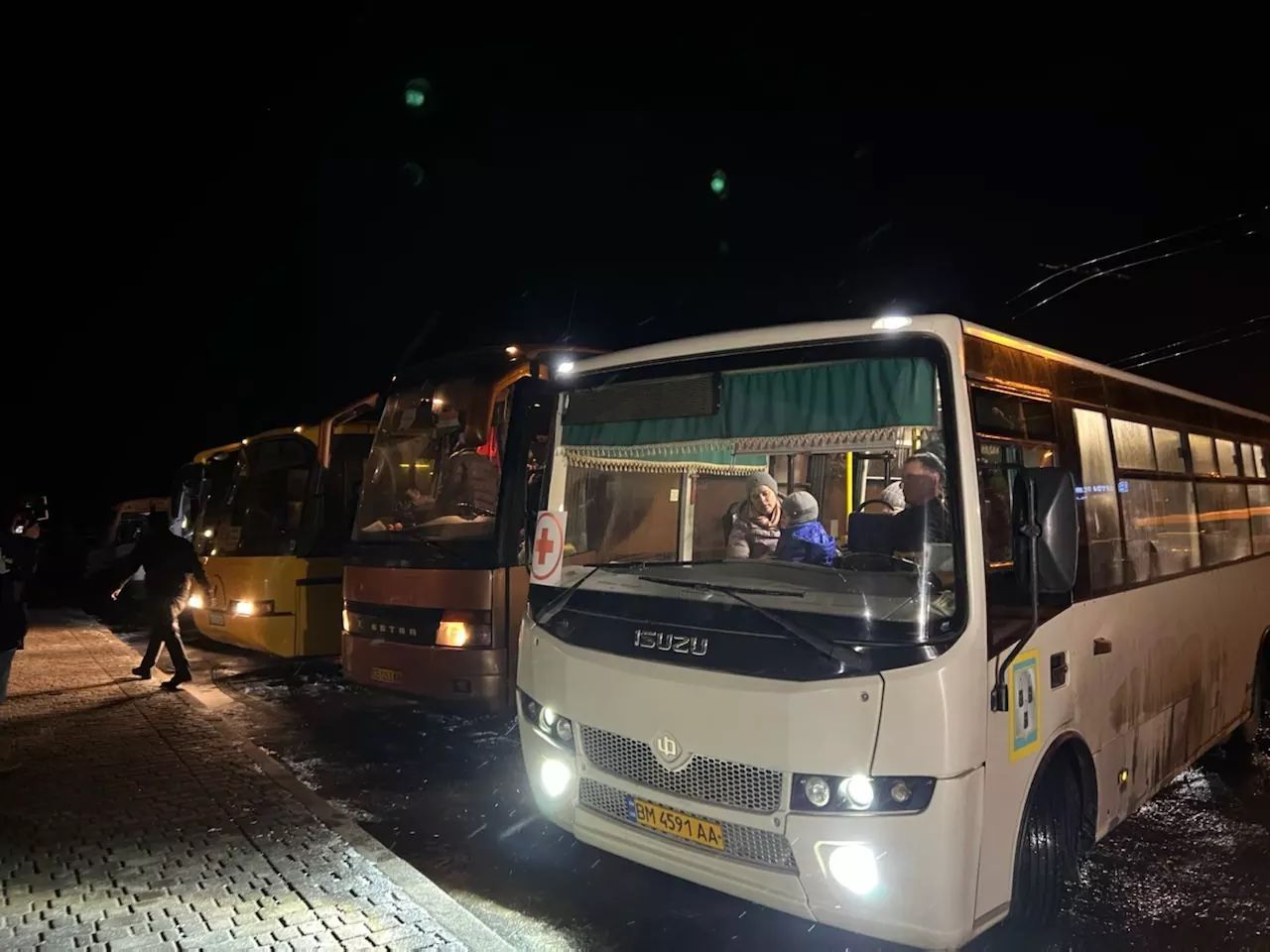 За 2 дні з "гарячих точок" евакуювали понад 80 тисяч людей - фото 1