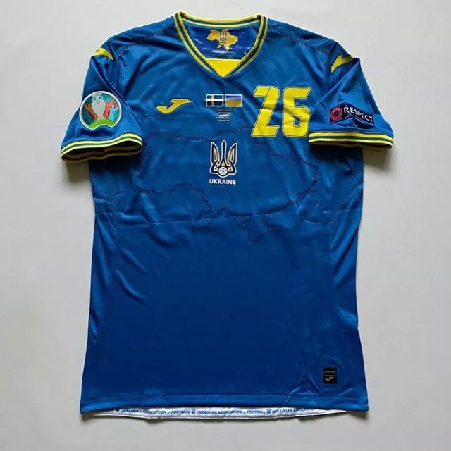 Український футболіст продав на аукціоні свою футболку за чималі гроші та віддав їх ЗСУ - фото 500527