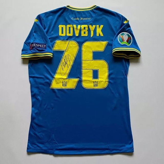 Український футболіст продав на аукціоні свою футболку за чималі гроші та віддав їх ЗСУ - фото 500528