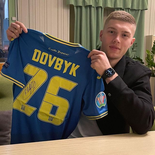 Український футболіст продав на аукціоні свою футболку за чималі гроші та віддав їх ЗСУ - фото 500529