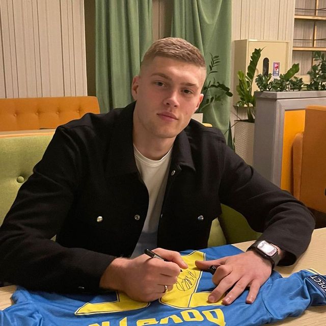 Український футболіст продав на аукціоні свою футболку за чималі гроші та віддав їх ЗСУ - фото 500530