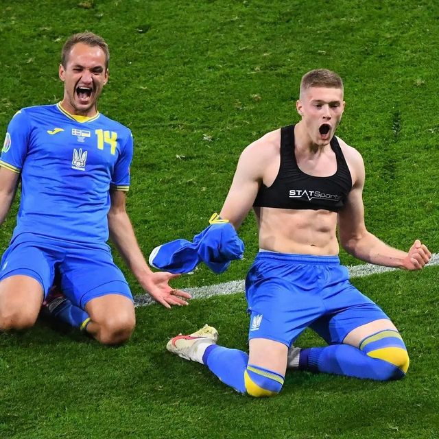 Український футболіст продав на аукціоні свою футболку за чималі гроші та віддав їх ЗСУ - фото 500531