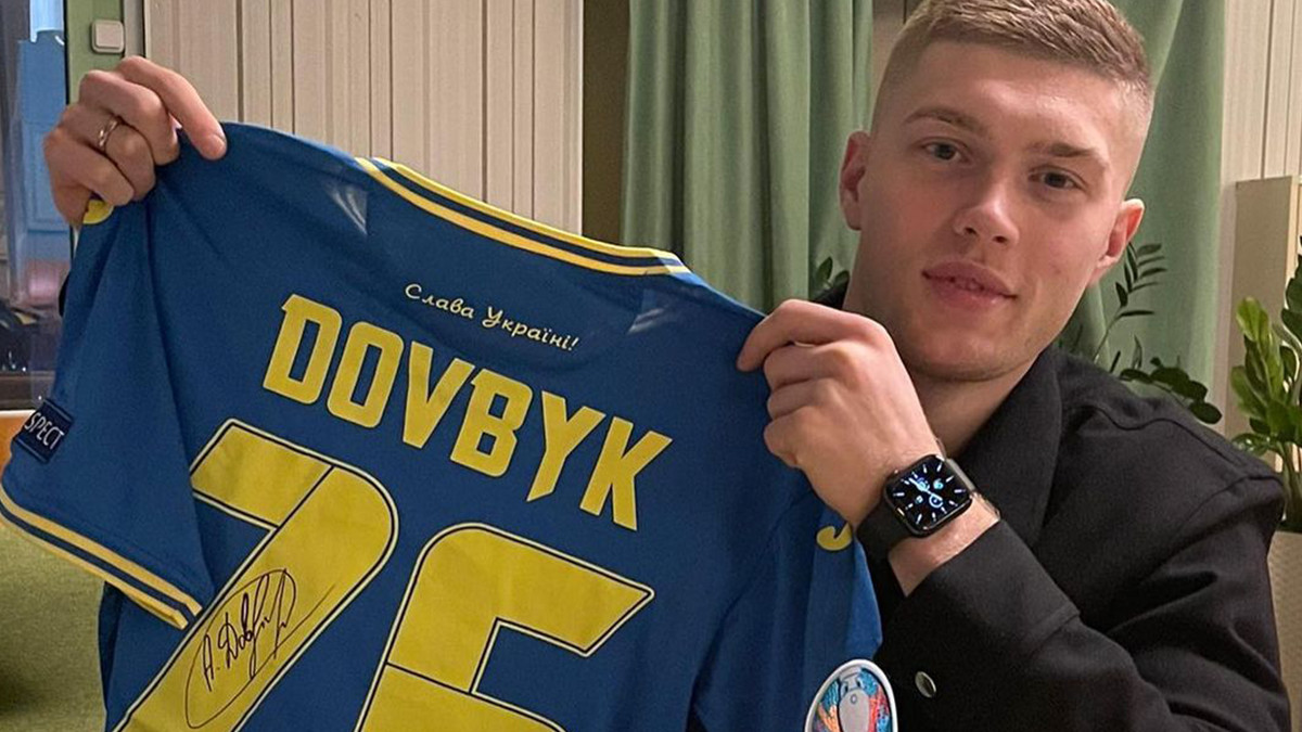 Український футболіст продав на аукціоні свою футболку за чималі гроші та віддав їх ЗСУ - фото 1