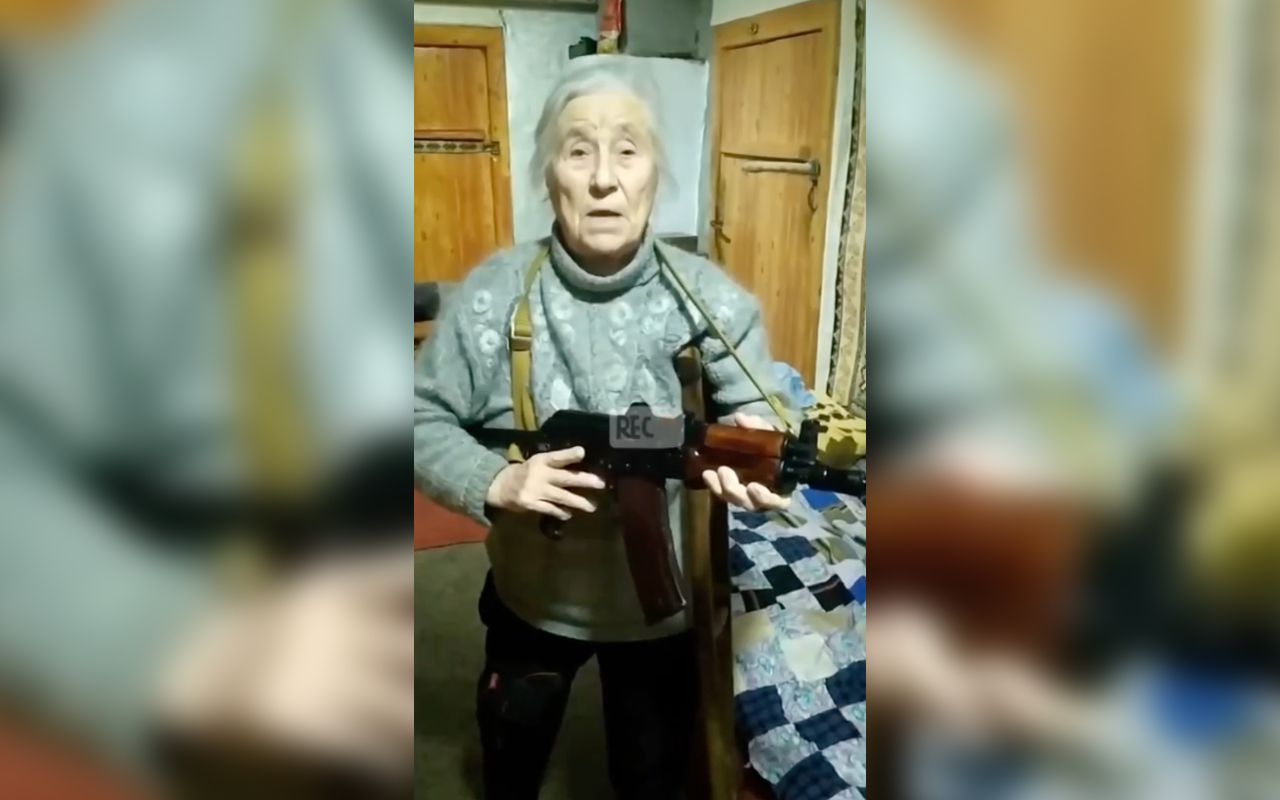 "Путін, застрелися", – пані Надя з автоматом передала палкий привіт тиранові