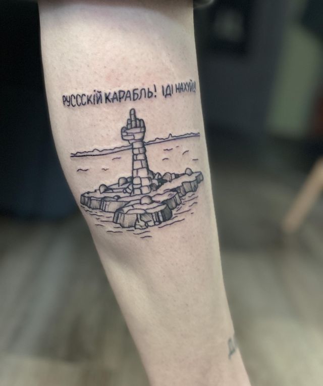 'Руський воєнний корабль, іди н***й': круті патріотичні татуювання – приклади, фото - фото 500597
