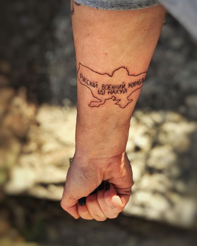 'Руський воєнний корабль, іди н***й': круті патріотичні татуювання – приклади, фото - фото 500602