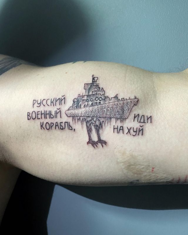 'Руський воєнний корабль, іди н***й': круті патріотичні татуювання – приклади, фото - фото 500607