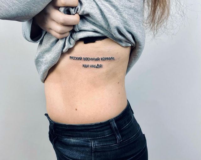 'Руський воєнний корабль, іди н***й': круті патріотичні татуювання – приклади, фото - фото 500614