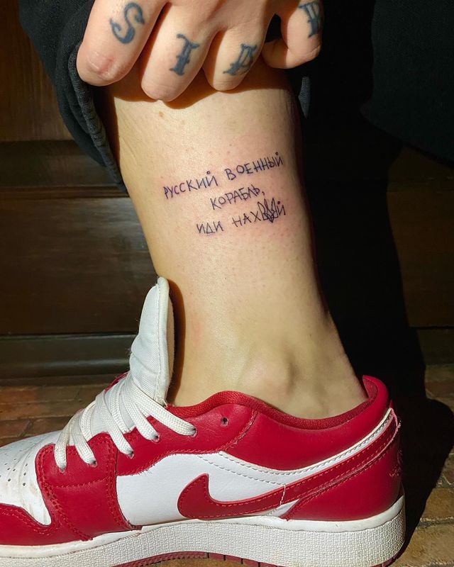 'Руський воєнний корабль, іди н***й': круті патріотичні татуювання – приклади, фото - фото 500618