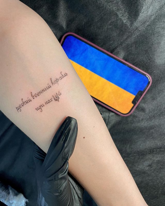 'Руський воєнний корабль, іди н***й': круті патріотичні татуювання – приклади, фото - фото 500622