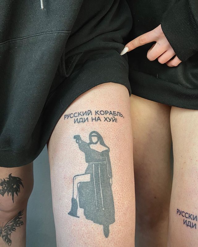 'Руський воєнний корабль, іди н***й': круті патріотичні татуювання – приклади, фото - фото 500629
