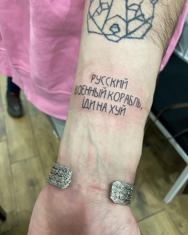 'Руський воєнний корабль, іди н***й': круті патріотичні татуювання – приклади, фото - фото 500635