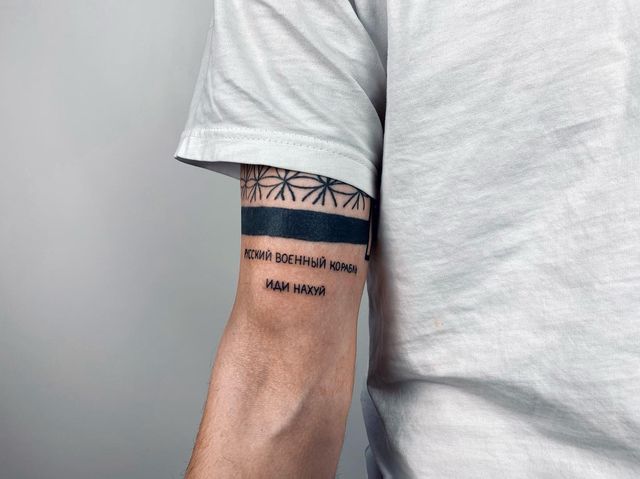 'Руський воєнний корабль, іди н***й': круті патріотичні татуювання – приклади, фото - фото 500641