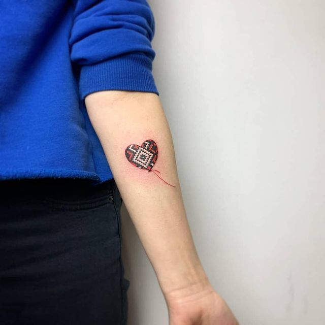 Герби, вишиванки та карти України: патріотичні татуювання для українців – приклади з фото - фото 500715