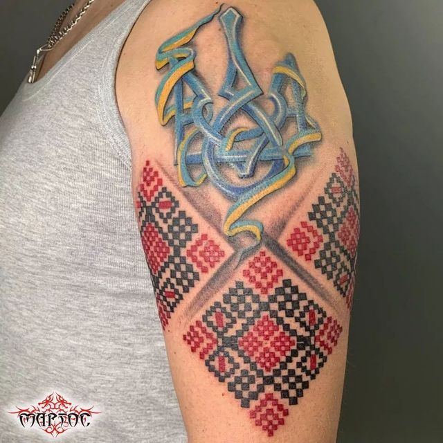 Герби, вишиванки та карти України: патріотичні татуювання для українців – приклади з фото - фото 500716