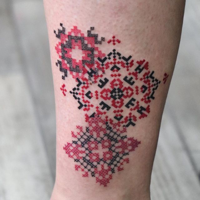 Герби, вишиванки та карти України: патріотичні татуювання для українців – приклади з фото - фото 500717