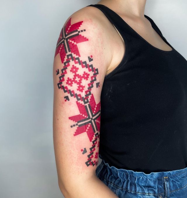 Герби, вишиванки та карти України: патріотичні татуювання для українців – приклади з фото - фото 500718