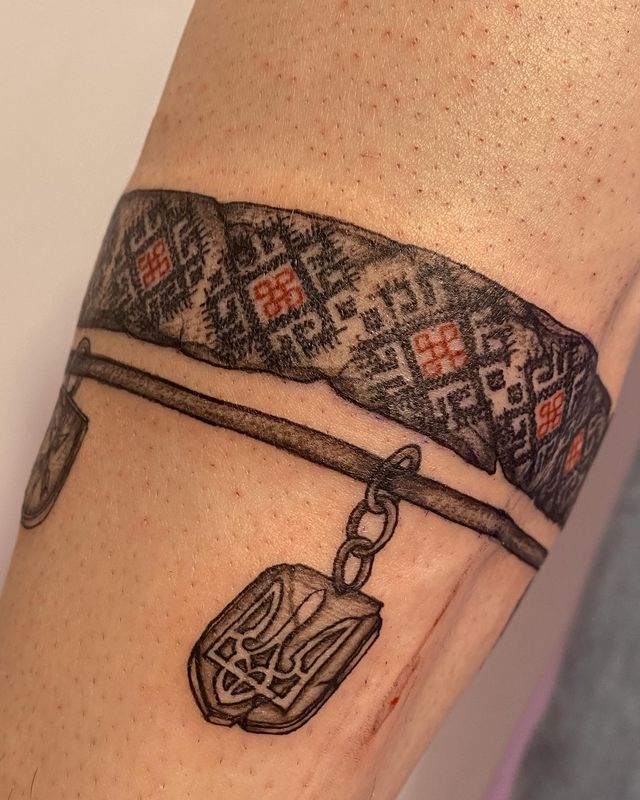 Герби, вишиванки та карти України: патріотичні татуювання для українців – приклади з фото - фото 500719