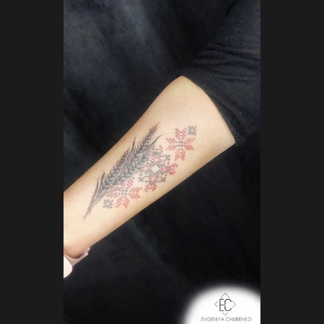 Герби, вишиванки та карти України: патріотичні татуювання для українців – приклади з фото - фото 500720