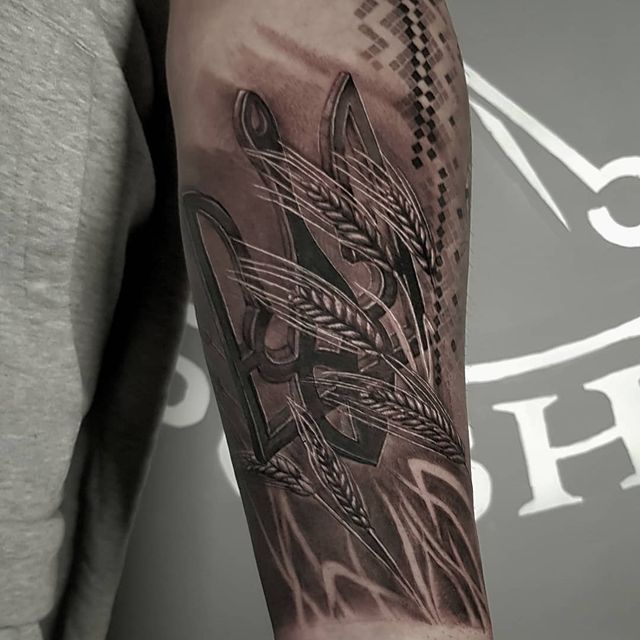 Герби, вишиванки та карти України: патріотичні татуювання для українців – приклади з фото - фото 500721