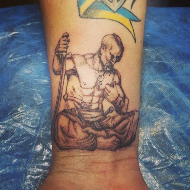 Герби, вишиванки та карти України: патріотичні татуювання для українців – приклади з фото - фото 500722