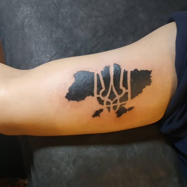 Герби, вишиванки та карти України: патріотичні татуювання для українців – приклади з фото - фото 500723