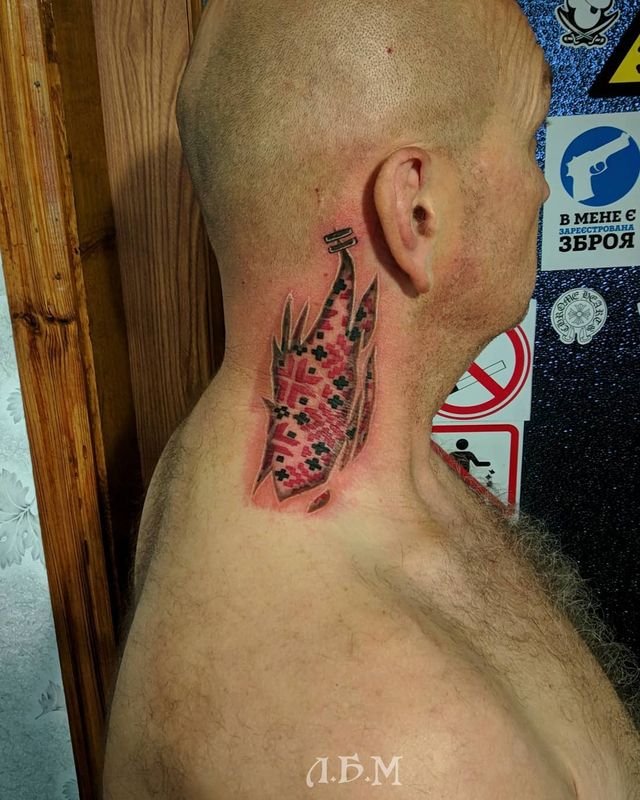 Герби, вишиванки та карти України: патріотичні татуювання для українців – приклади з фото - фото 500724