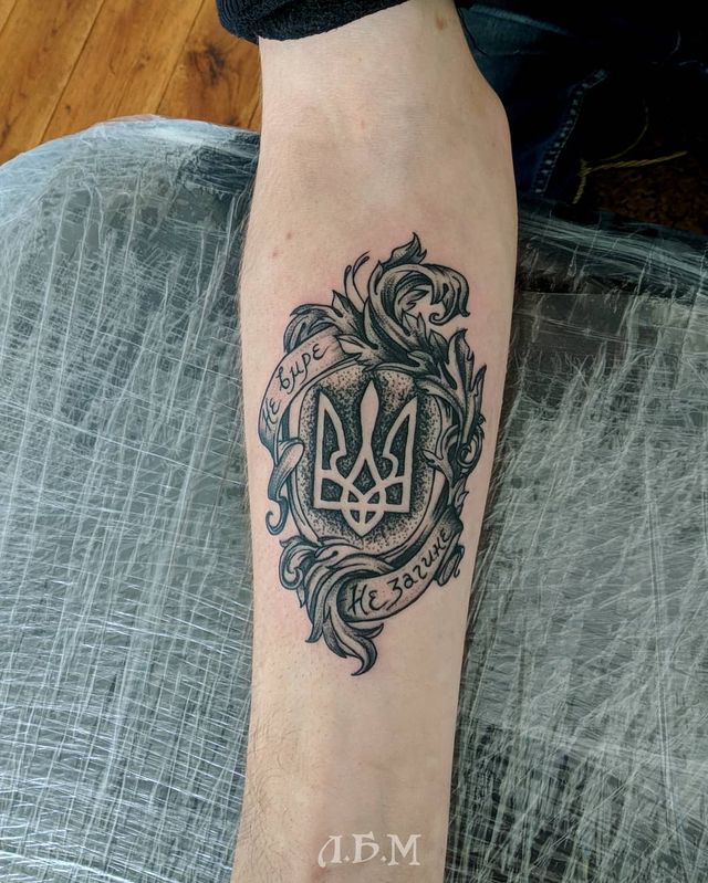 Герби, вишиванки та карти України: патріотичні татуювання для українців – приклади з фото - фото 500725