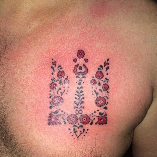 Герби, вишиванки та карти України: патріотичні татуювання для українців – приклади з фото - фото 500726