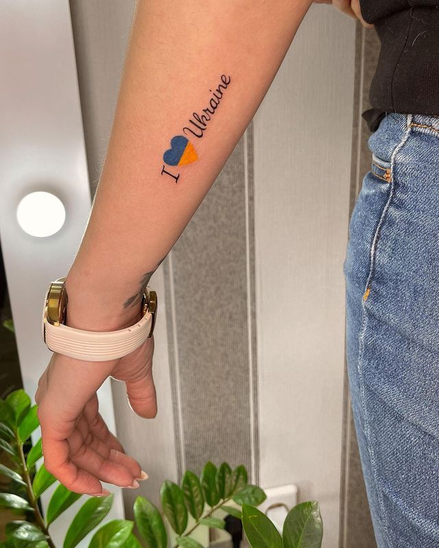 Герби, вишиванки та карти України: патріотичні татуювання для українців – приклади з фото - фото 500727