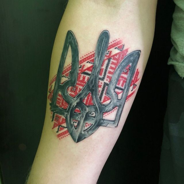 Герби, вишиванки та карти України: патріотичні татуювання для українців – приклади з фото - фото 500730