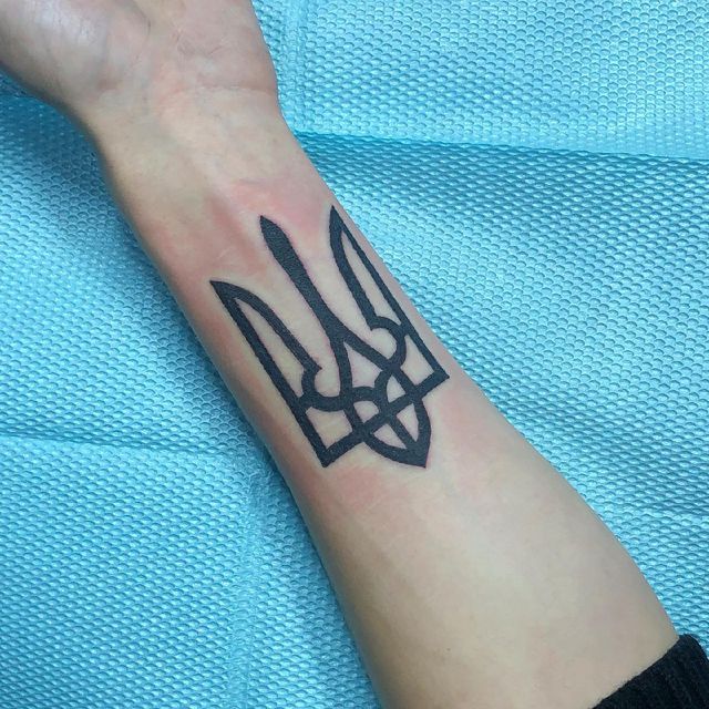 Герби, вишиванки та карти України: патріотичні татуювання для українців – приклади з фото - фото 500732