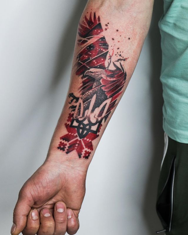 Герби, вишиванки та карти України: патріотичні татуювання для українців – приклади з фото - фото 500734