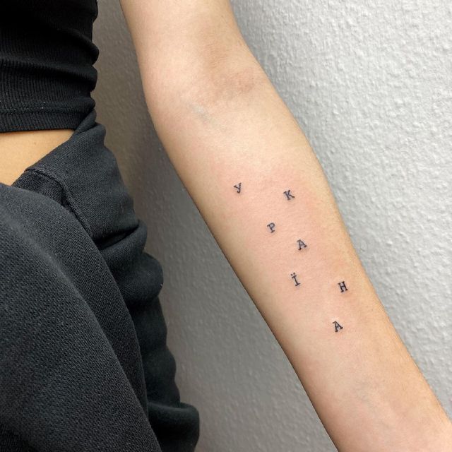 Герби, вишиванки та карти України: патріотичні татуювання для українців – приклади з фото - фото 500735