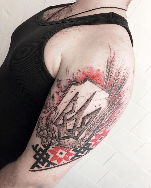 Герби, вишиванки та карти України: патріотичні татуювання для українців – приклади з фото - фото 500738