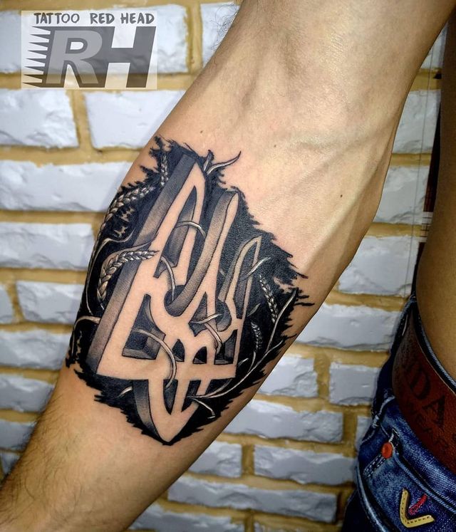 Герби, вишиванки та карти України: патріотичні татуювання для українців – приклади з фото - фото 500740