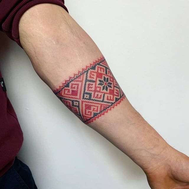 Герби, вишиванки та карти України: патріотичні татуювання для українців – приклади з фото - фото 500741