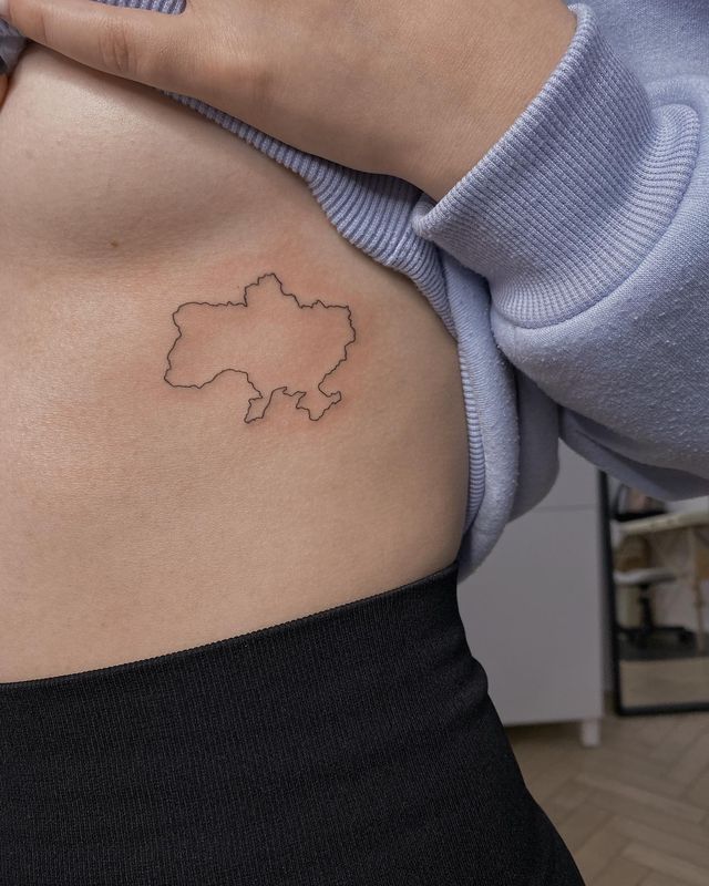 Герби, вишиванки та карти України: патріотичні татуювання для українців – приклади з фото - фото 500745