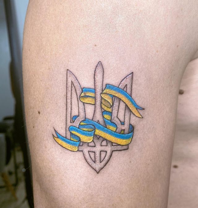Герби, вишиванки та карти України: патріотичні татуювання для українців – приклади з фото - фото 500756